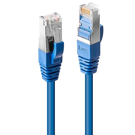 Zwei blaue Ethernet-Kabel auf weißem Hintergrund, mit silbernen Steckern. Auf einem Stecker steht "LINDY".