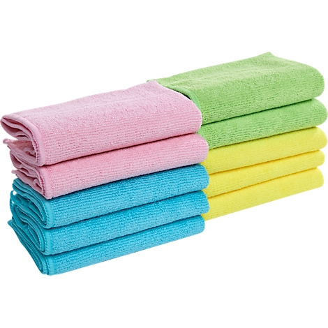Des chiffons en microfibre empilés en différentes couleurs : rose, bleu, jaune et vert.