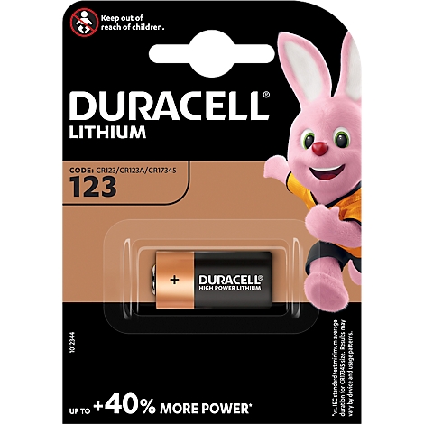 A Duracell lithium battery in packaging, next to the Duracell bunny.