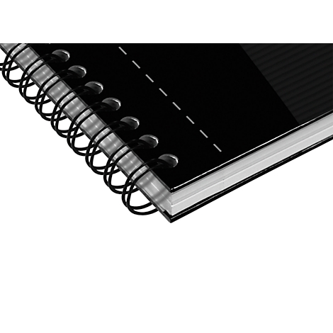 Gros plan sur un carnet avec une couverture noire et une reliure à spirale sur fond blanc.