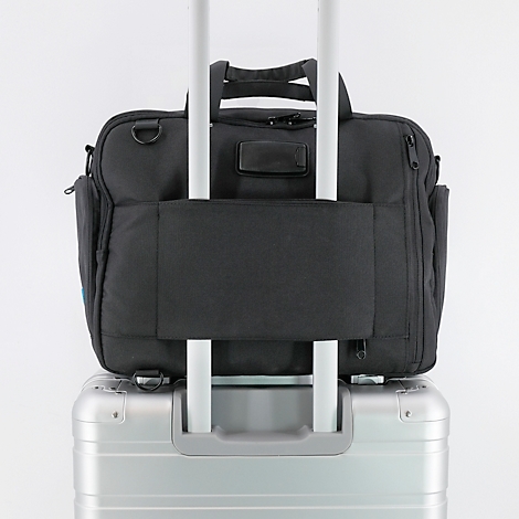 Zwarte laptoptas op zilveren trolley. Handvatten en stangen zijn zilver.