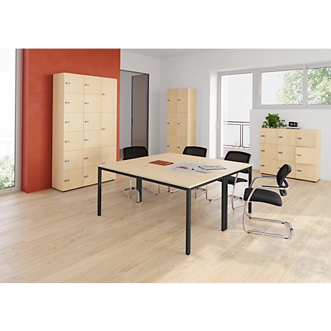 Kantoor met tafel, stoelen, kasten. Lichte houtlook met rode muur. Moderne inrichting.