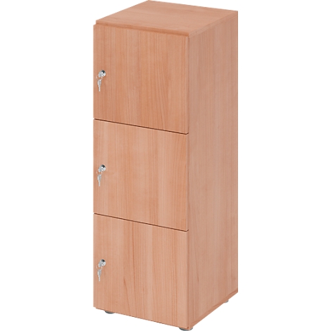 Hoge kast van licht hout, met drie lades. Elke lade heeft een sleutelgat en een sleutel.