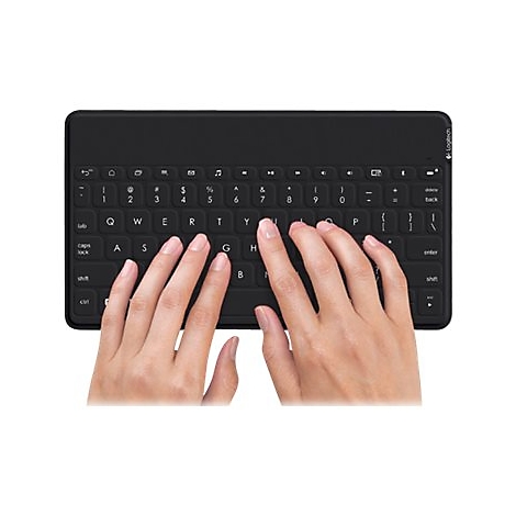 HÃ¤nde tippen auf einer schwarzen Tastatur. Die Tastatur ist rechteckig und die Finger berÃ¼hren die Tasten.