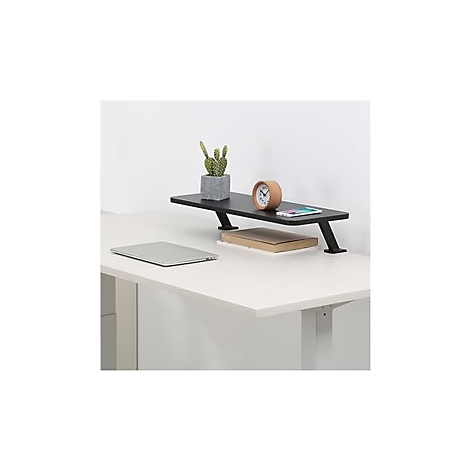 Schreibtisch mit MonitorerhÃ¶hung, Kaktus, Uhr, Handy, Buch und Laptop. Helle, saubere Ã„sthetik.