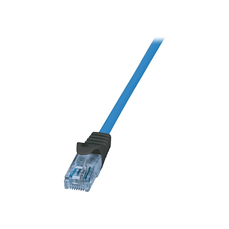 Blaues Netzwerkkabel mit RJ45-Stecker und schwarzer Knickschutztülle auf weißem Hintergrund.