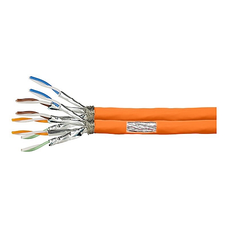 Abgesetztes orangefarbenes Netzwerkkabel mit sichtbaren, einzeln abgeschirmten Aderpaaren auf weißem Hintergrund.