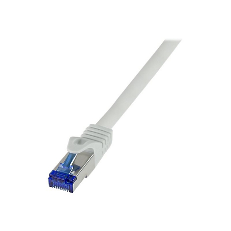 Ein weißes Netzwerkkabel mit einem metallisch glänzenden RJ45-Stecker mit blauem Kunststoffelement.