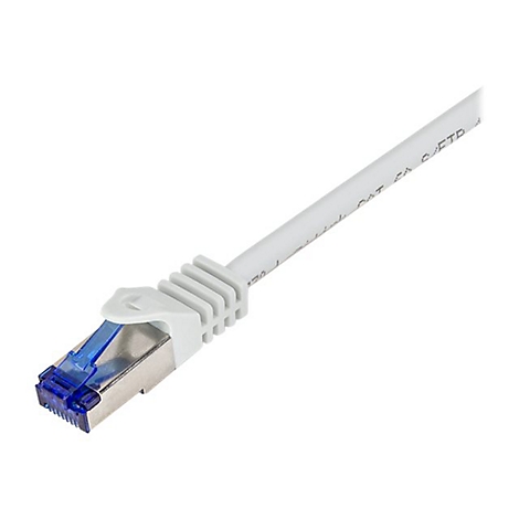 Ein weißes Ethernet-Kabel mit RJ45-Stecker und blauem Clip vor weißem Hintergrund.