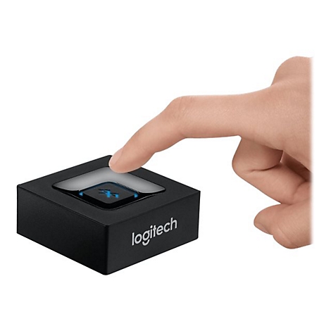 Ein Finger drückt die beleuchtete Bluetooth-Taste auf einem schwarzen Logitech-Empfänger.