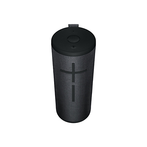 Schwarzer, zylindrischer Lautsprecher mit Stoffoberfläche. Oben befindet sich ein Bedienfeld mit einer Taste. Der Lautsprecher steht vor weißem Hintergrund.