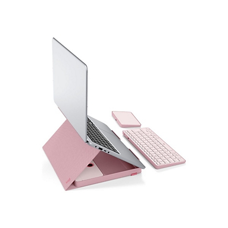 Ein rosa Laptop steht auf einer Hülle mit Tastatur, Maus, hellem Hintergrund. Das Logo "Logi" ist zu sehen.