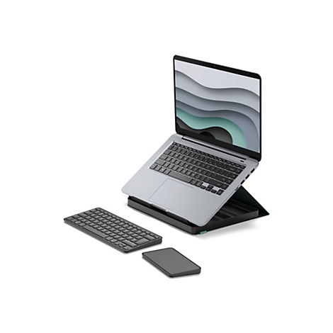 Laptop auf Ständer mit externer Tastatur und Smartphone, vor weißem Hintergrund.