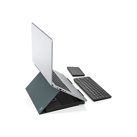 Laptop auf Ständer, Tastatur und Handy vor weißem Hintergrund. Laptop halb geöffnet.