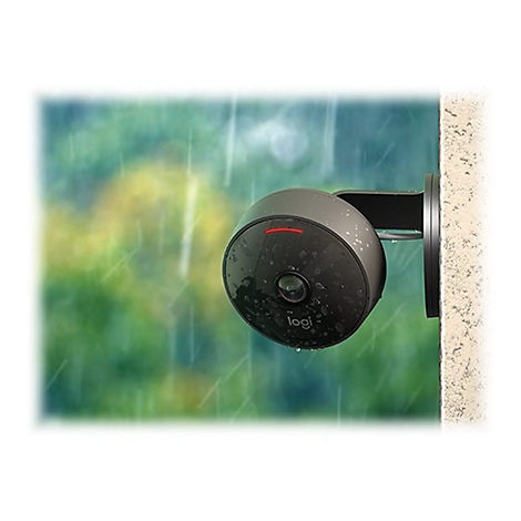 Wasserdichte Ãœberwachungskamera an einer Wand, im Regen. Die Kamera hat das Logo von Logi.