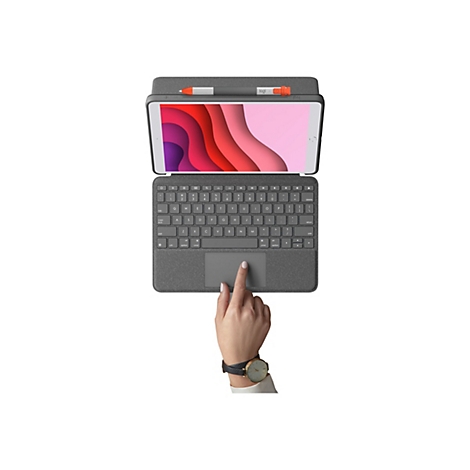 Draufsicht auf Tablet mit Tastatur, Stiften und Hand mit Uhr. Der Finger berÃ¼hrt das Trackpad.