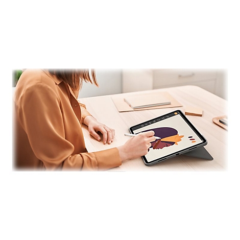 Person zeichnet mit Stift auf Tablet. Auf dem Tisch liegen weitere Notizen.