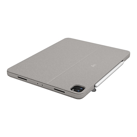 Hellgraues Tablet mit Stift und HÃ¼lle, diagonaler Blickwinkel. Der Stift wird an der Seite des Tablets gehalten.