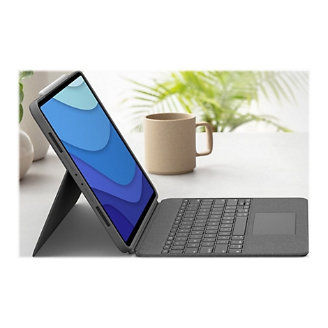 Ein graues Tablet mit aufgestellter Hülle und Tastatur. Auf dem Bildschirm ist eine blaue Grafik zu sehen, daneben eine Kaffeetasse.