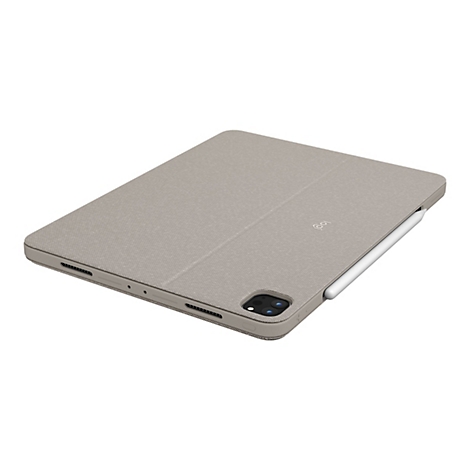 Hellgraues iPad Pro mit Hülle und Stift. Die Hülle ist geschlossen und hat eine leicht strukturierte Oberfläche. Der Stift ist seitlich angedockt.