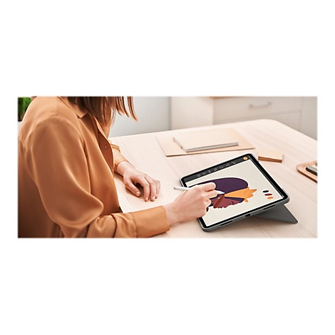 Person zeichnet mit Stift auf Tablet. Auf dem Display ist ein Kunstwerk zu sehen.