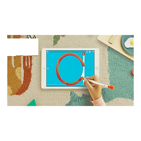 Un enfant dessine la lettre C sur une tablette. Lettre colorÃ©e, stylo Ã  la main.