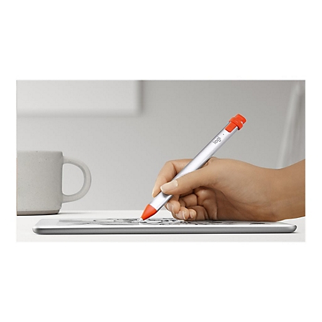 Stylet argentÃ© avec pointe rouge dans la main, Ã©crivant sur une tablette; une tasse blanche Ã  cÃ´tÃ©.