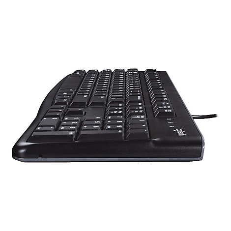 Seitenansicht einer schwarzen Logitech Computertastatur mit Kabel vor weißem Hintergrund.