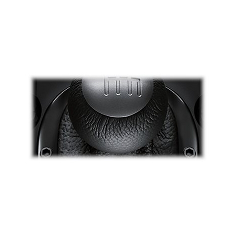 Gros plan sur un casque noir. L'écouteur est recouvert de similicuir et affiche le logo du fabricant.