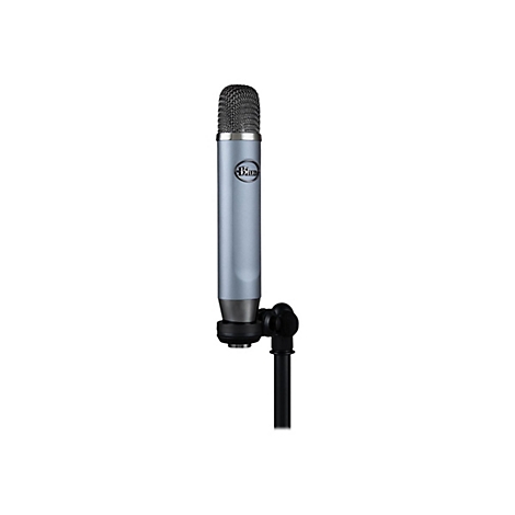 Blaues Studio-Kondensatormikrofon mit silbernem Gitter auf einem schwarzen Mikrofonstativ vor weißem Hintergrund.