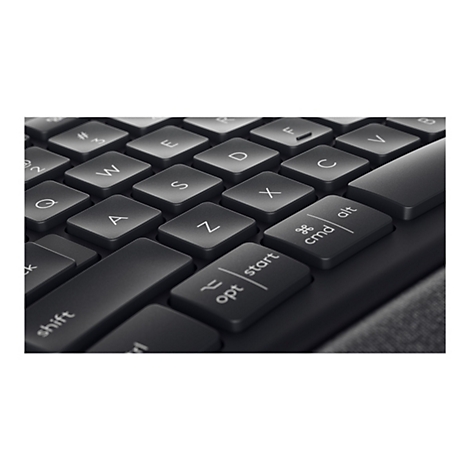 Nahaufnahme einer schwarzen Tastatur mit Buchstaben und Sonderzeichen. Die Tasten sind leicht konkav und haben weiße Beschriftungen.
