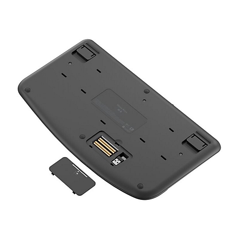 Dunkelgraue Tastaturunterseite. GeÃ¶ffnete Batteriefachabdeckung. Batterien und USB-EmpfÃ¤nger sichtbar.