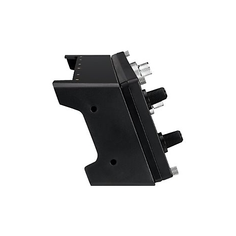 Schwarzes Bedienpult mit Knöpfen und Reglern, seitliche Ansicht.