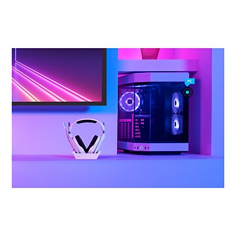 PC-Gaming-Setup mit KopfhÃ¶rer, PC-GehÃ¤use und Bildschirm. Beleuchtung in Lila- und BlautÃ¶nen.