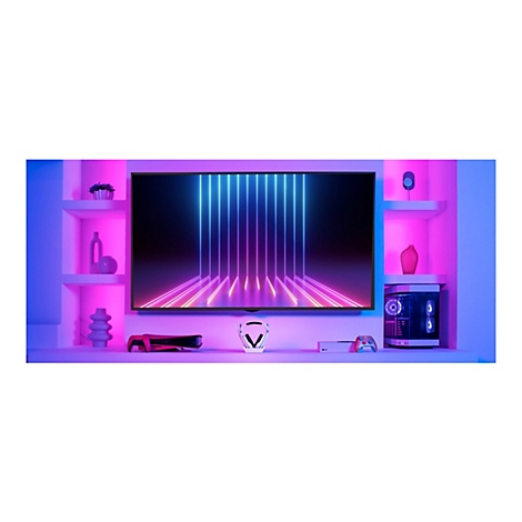 Fernseher mit Neon-Licht, pink beleuchtete Regale, Gaming-ZubehÃ¶r.