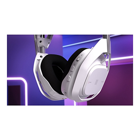 WeiÃŸes Headset mit schwarzem Ohrpolster, das vor einem lila Hintergrund hÃ¤ngt.