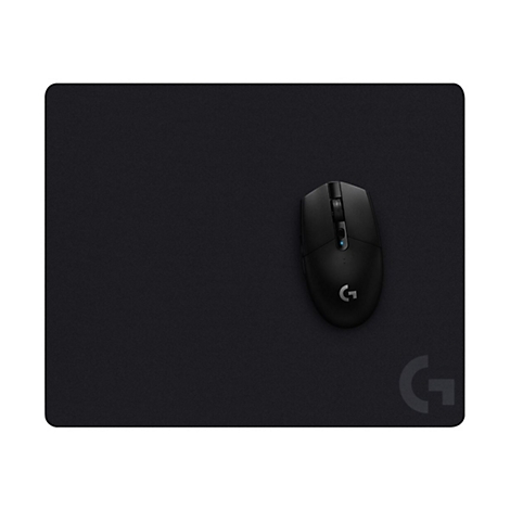 Tapis de souris noir avec une souris noire. Logo Logitech sur le tapis et la souris.