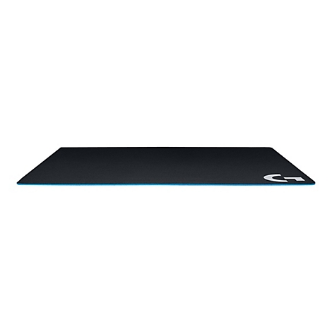 Tapis de souris noir avec bordure bleue et logo Logitech blanc. Sur fond blanc.
