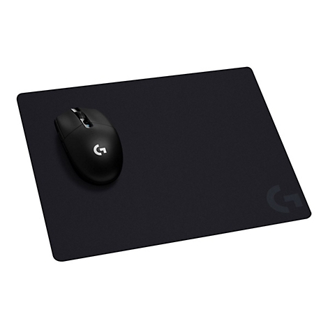 Schwarzes Mauspad mit schwarzer Maus. Auf dem Mauspad ist das Logitech-G-Logo aufgedruckt.
