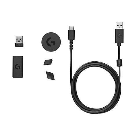 ZubehÃ¶r fÃ¼r eine Maus: USB-C-Kabel, USB-EmpfÃ¤nger, Ladeadapter und andere schwarze Elemente, alle auf weiÃŸem Hintergrund.