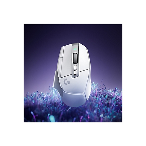 Weisse Gaming Maus, im Fokus vor lila Hintergrund, der an Unterwasserpflanzen erinnert.