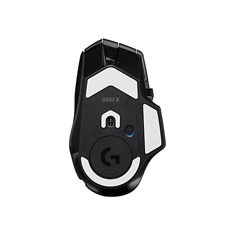 Die Unterseite einer schwarzen Gaming-Maus. Auf weiÃŸen GleitflÃ¤chen und am MausfuÃŸ ist der Schriftzug G502 X sowie das Logo des Herstellers zu sehen.