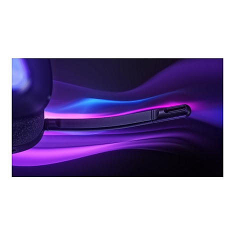 Nahaufnahme eines schwarzen Gaming-Headsets mit Mikrofon, vor einem Hintergrund aus lila Lichtwellen.