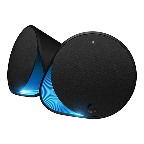 Deux haut-parleurs noirs aux formes arrondies. L'avant est fait de tissu noir, pointillé, qui cache des bandes de lumière bleue. Le logo est visible sur l'un d'eux.