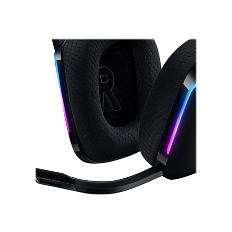 Gros plan d'un casque de jeu noir. La lettre 'R' est visible sur le coussinet.