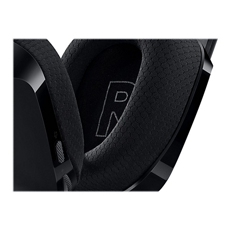 Gros plan d'un coussinet d'oreille de casque noir avec un logo R blanc.