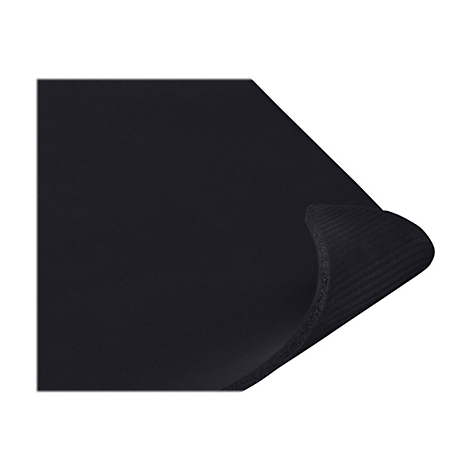 Schwarzes, geripptes Material mit einer gefalteten Ecke auf weiÃŸem Hintergrund.