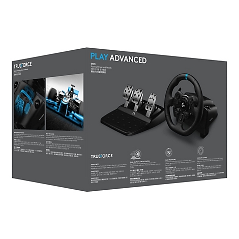 Das Bild zeigt ein Logitech G923 Lenkrad und Pedale auf einem weißen Hintergrund. Das Lenkrad ist schwarz mit blauen Akzenten. Die Pedale sind aus Metall. Im Hintergrund sind Details der Rennwagen Technik zu sehen.