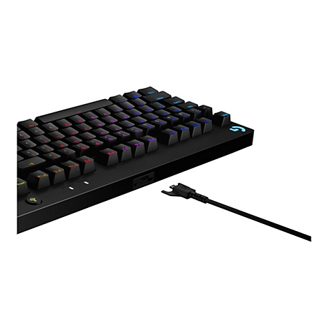 Schwarze Tastatur mit beleuchteten, farbigen Tasten. Ein USB-C-Kabel ist angeschlossen.