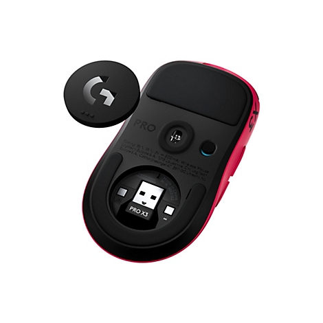 Unterseite der pinken Gaming-Maus mit abgenommenem Puck-Deckel und eingestecktem USB-Empfänger.
